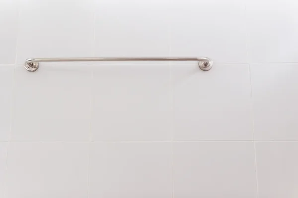 Percha de toalla en la pared del baño — Foto de Stock