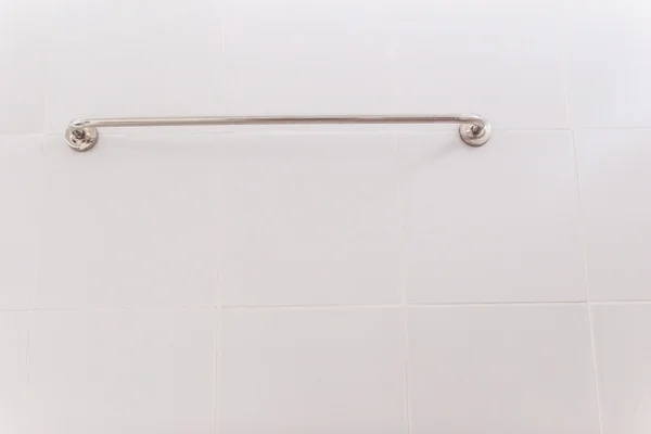 Percha de toalla en la pared del baño — Foto de Stock