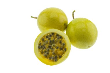 Beyaz arka plan üzerinde izole olgun sarı tutku meyve