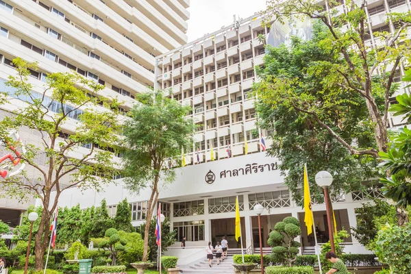 Bangkok, Thaïlande - 5 juin 2016 : Hôpital Siriraj, le plus grand hôpital universitaire de Thaïlande. C'est un lieu public . — Photo