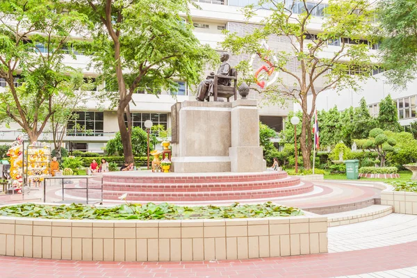 Bangkok, Thaïlande - 5 juin 2016 : Statue commémorative du prince Mahidol au centre de l'hôpital Siriraj à Bangkok — Photo