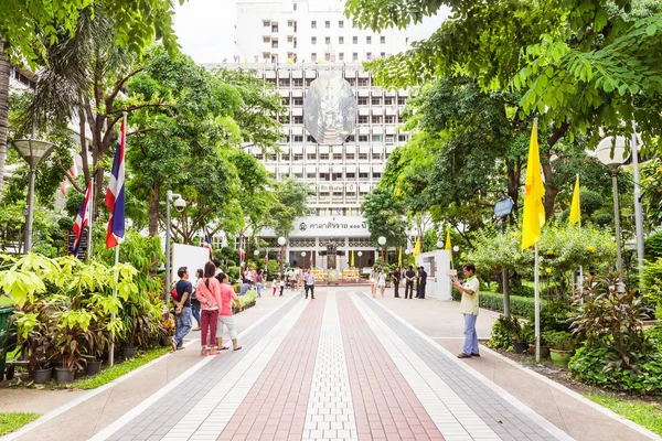 Bangkok, Thaïlande - 5 juin 2016 : Route principale menant à la place de statue commémorative Prince Mahidol au centre de l'hôpital Siriraj à Bangkok — Photo
