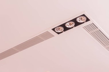 İnşaat detayları: aydınlatma armatürleri ve hava Izgaralar üzerinde plast