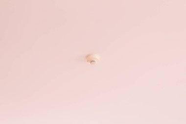 İnşaat detayları: duman dedektörü tavan üzerinde yüklü