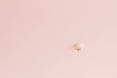 İnşaat detayları: duman dedektörü tavan üzerinde yüklü