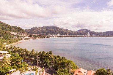 Phuket, Tayland - 4 Aralık 2016: Patong beach görünümünden hill in Kalim bay, sağ tarafında
