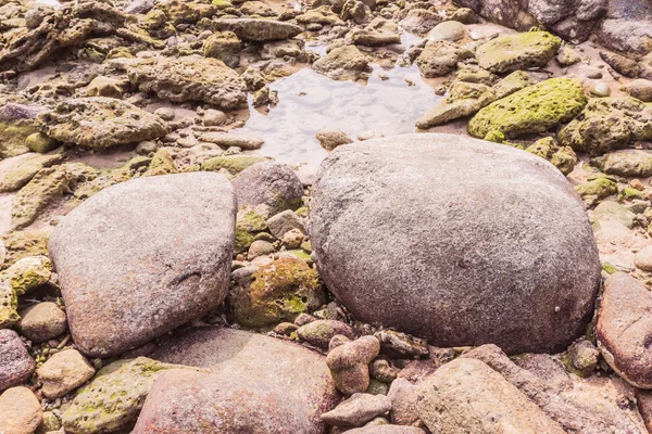 Rock som exponeras och havet vatten när lågvatten bakgrund — Stockfoto