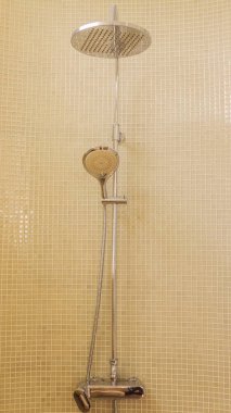 Yağmur duş yeşil Mozaik çini ile lüks banyoda