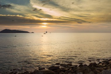 Yalnızlık günbatımı ve Kalim beach, Phuket, Tayland