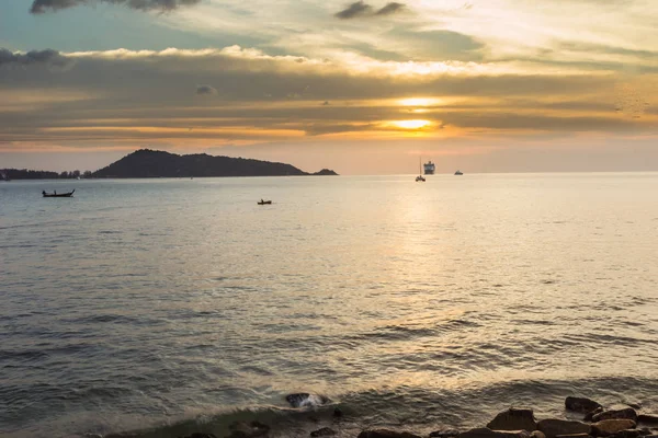Yalnızlık günbatımı ve Kalim beach, Phuket, Tayland