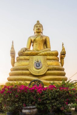 Big Buddha st çevreleyen altın Buddha statue önden görünümü