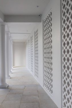 Içi boş beton blok duvar ile eski tarz otel walk walk