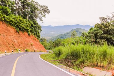 Tepeden aşağı ülke yolu, çok ilerideki dağ