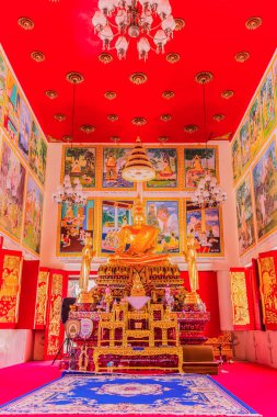 Buda heykeli Tay Buddist Kilisesi (dikey görünüm), Naka Tapınağı, Phuket, Tayland