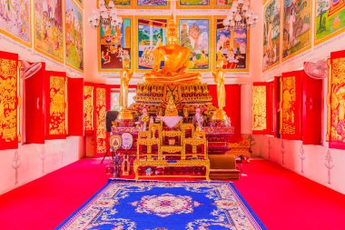 Buda heykeli Tay Buddist Kilisesi (dikey görünüm), Naka Tapınağı, Phuket, Tayland