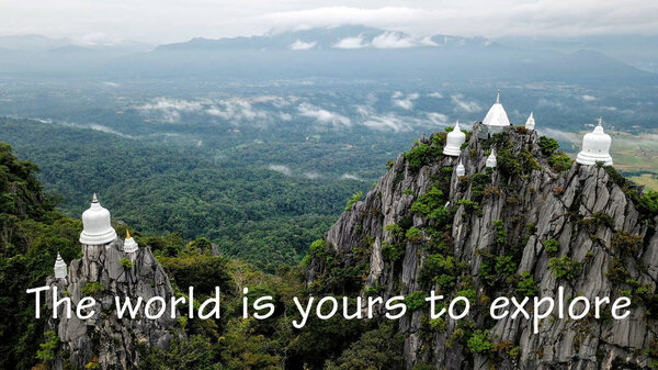 Вдохновляющая цитата: "Мир ваш, чтобы исследовать" на фоне пагоды буддиста на вершине горы на севере Таиланда
