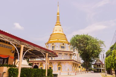 Phuket, Tayland - 4 Nisan 2018 : Gökyüzü arka planlı Naka tapınağındaki güzel pagoda, Phuket, Tayland