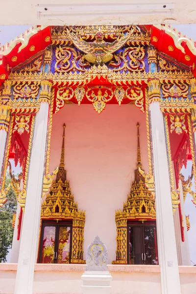 Z przodu Thai Buddist Kościoła w Phuket, Tajlandia — Zdjęcie stockowe