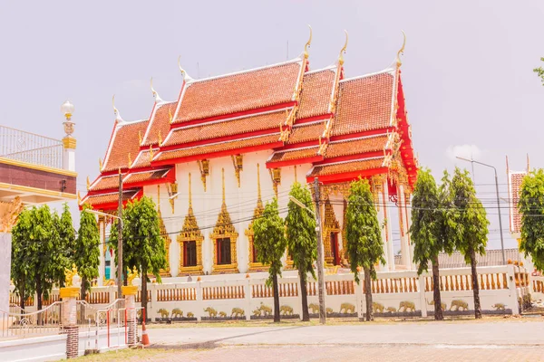 La belle église bouddhiste thaïlandaise à Phuket, Thaïlande — Photo