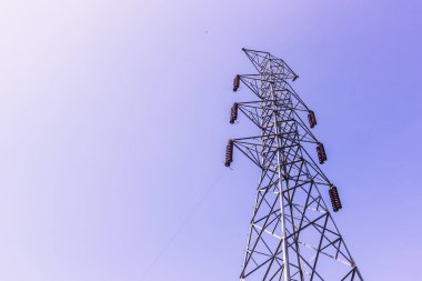 Un bitmiş mavi gökyüzü arka plan karşı Tayland yüksek gerilim iletim Kulesi inşaatı