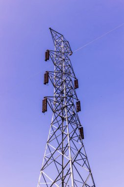 Un bitmiş mavi gökyüzü arka plan karşı Tayland yüksek gerilim iletim Kulesi inşaatı