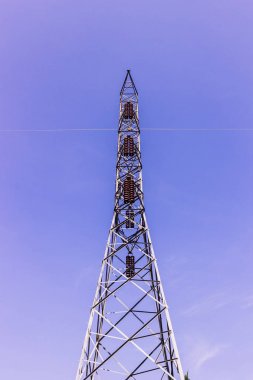 Un bitmiş mavi gökyüzü arka plan karşı Tayland yüksek gerilim iletim Kulesi inşaatı