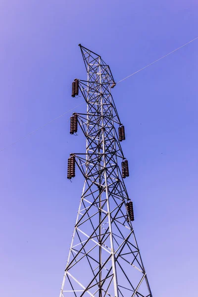 Un bitmiş mavi gökyüzü arka plan karşı Tayland yüksek gerilim iletim Kulesi inşaatı