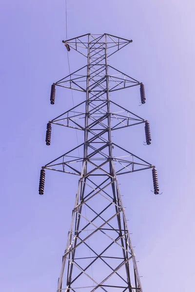 Un bitmiş mavi gökyüzü arka plan karşı Tayland yüksek gerilim iletim Kulesi inşaatı