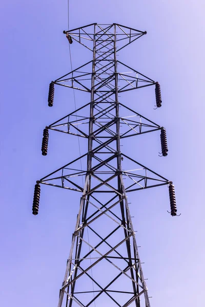Un bitmiş mavi gökyüzü arka plan karşı Tayland yüksek gerilim iletim Kulesi inşaatı