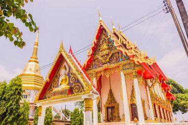 Phuket, Tayland - 4 Nisan 2018: Güzel üst giriş kapısı ve Budist Naka kilise Tapınağı ile gökyüzü arka plan, Phuket, Tayland