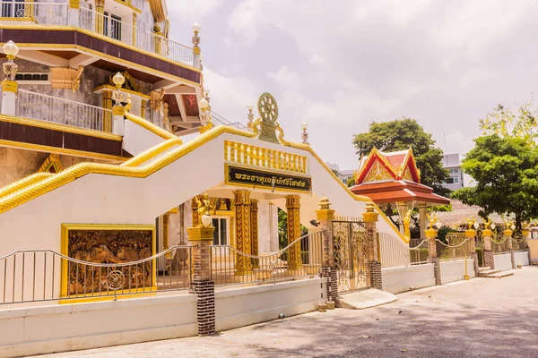 Пхукет, Таиланд - 4 апреля 2018 года: "Pra Tart Jedi Sri Soros" (имя пагоды), буддийская тайская пагода в храме Нака, Пхукет, Таиланд — стоковое фото