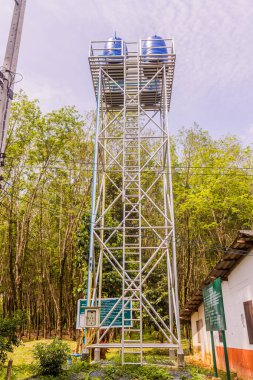 Phuket, Tayland - 1 Nisan 2018: Yerel çelik su tankı Kulesi, Tayland kırsal alanda hükümet tarafından