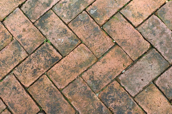 Mon ladrillo (ladrillo de arcilla) pavimentación en el fondo de la pasarela —  Fotos de Stock