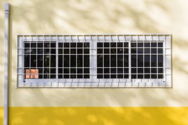 İnşaat detayları : Renkli duvarda kavisli çelikli alüminyum cam pencereler