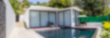 Soyut bulanıklık modern tarzda yüzme havuzu ile küçük villa.