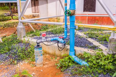 Tayland kırsal alanda, hükümet tarafından, yerel çelik su tankı kulesi tabanında su pompası ve boru sistemi