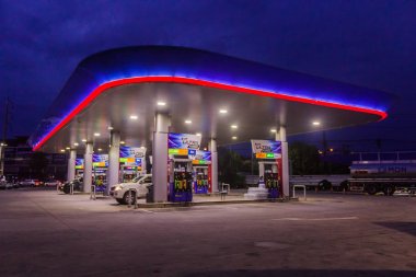 Phuket, Tayland - 2 Mayıs 2018: zaman nigh ealy petrol otoritesi Tayland (BK), benzin istasyonunda