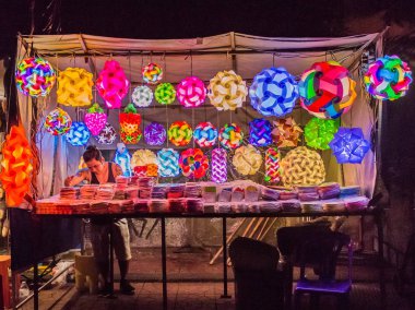 Bangkok, Tayland-Temmuz 9, 2017: Soi RAM Butri 'de gece pazarı Khao Sarn yol alanı yakınında
