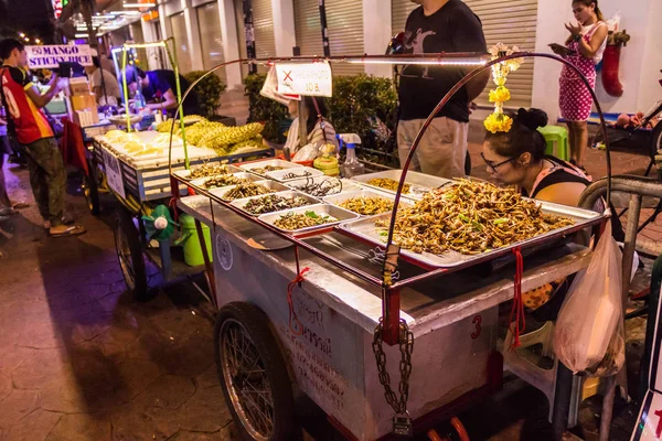 Bangkok, Tailândia - 9 de julho de 2017: Vários insetos fritos que vendem no mercado noturno de rua em Soi Ram Butri perto da área da estrada Khao Sarn — Fotografia de Stock