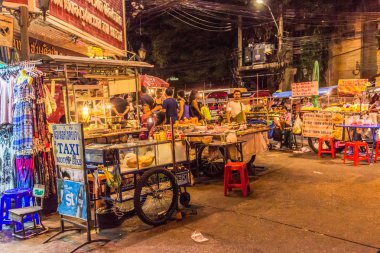 Bangkok, Tayland-Temmuz 9, 2017: Soi RAM Butri içinde Street Night Market Khao Sarn yol alanı yakın
