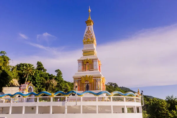 Tajlandzki Buddyjski pagoda świątyni Doi Thepnimit na wzgórzu Patong. — Zdjęcie stockowe