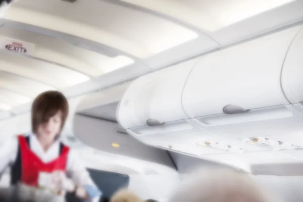 Flugzeugkabine mit Stewardess — Stockfoto