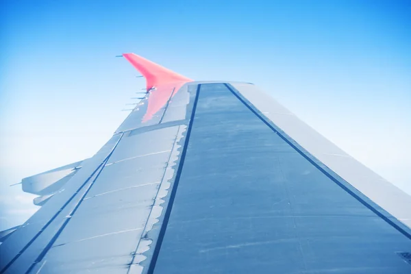 Крыло самолета в голубом небе — стоковое фото