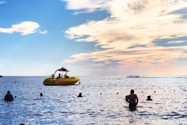 Жовтий човен у морі — стокове фото