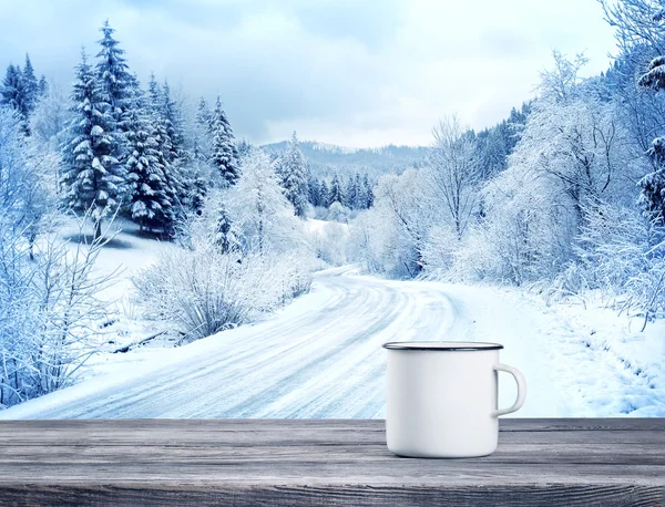 Mug putih dengan minuman di atas meja kayu — Stok Foto