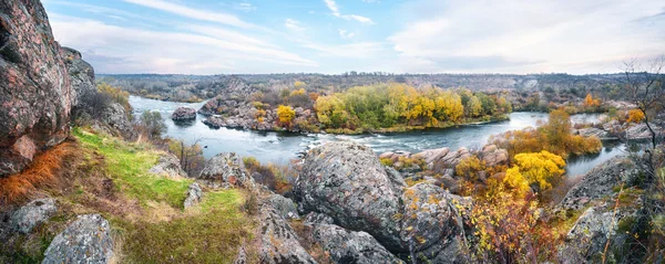 Dağ nehir taşları arasında Panoraması