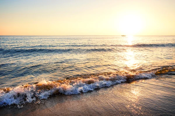 Zandstrand met golven — Stockfoto