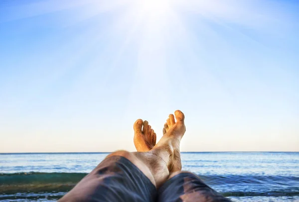 Τα πόδια στην παραλία κάτω από τον λαμπερό ήλιο — Φωτογραφία Αρχείου