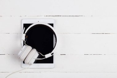 Kulaklık ve tablet bilgisayar