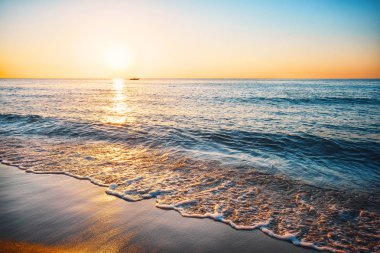 Sörf ile deniz kumlu plaj